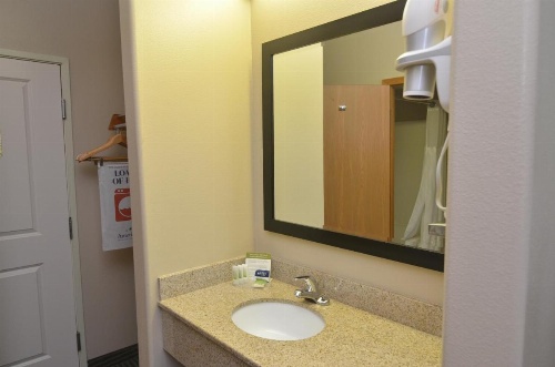 AmericInn by Wyndham Des Moines Airport image 37