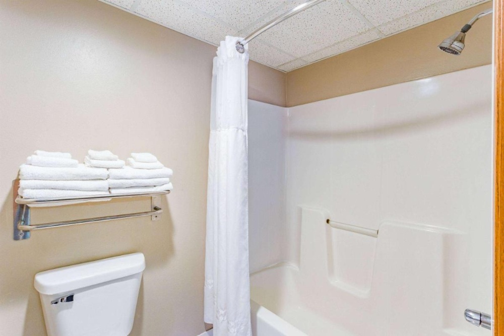AmericInn by Wyndham Des Moines Airport Image 38