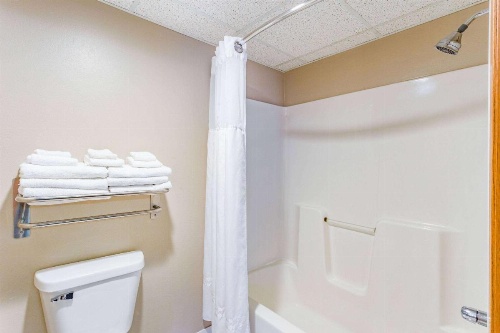 AmericInn by Wyndham Des Moines Airport image 38